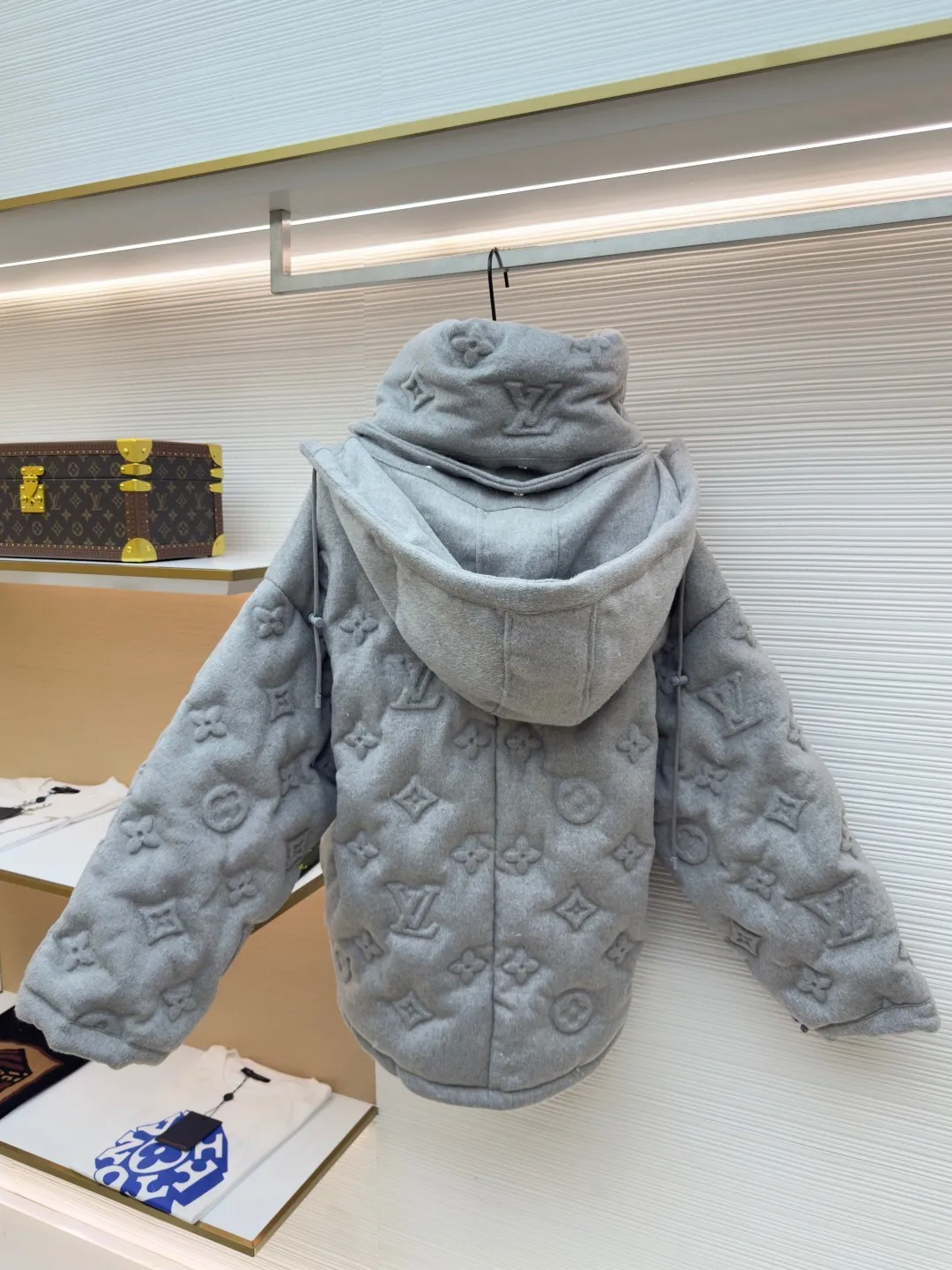 LOUIS VUITTON Presbyopic embossed embossed down jacket ●Item number: 1680535-F25 ●Material: white goose down ●Technology: embossed embossed ●Version: fitted version ●Weight: about 3320 grams ●Size: S-M-L-XL ●Description: The fabric itself contains a lot of cashmere, and the inside is filled with 90 white duck down. It is super fluffy and difficult to process. The scrap rate of embossing fabrics of different materials reaches more than 50%. The hood is detachable and the pockets have hidden zippers, which is not only warm, but also very safe. The upper body effect is very good. It does not look bloated, but it is a concave shape artifact. I also like gray clothes because gray looks very high-grade, coupled with the embossed presbyopia logo. , low-key and stylish, same style for men and women!